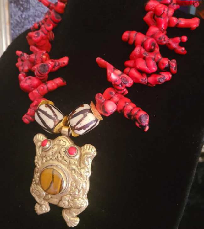 Red Rattlesnake Branch Coral Unisex Necklace - Tibet Brass Frog Pendant