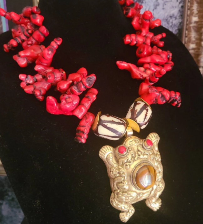 Red Rattlesnake Branch Coral Unisex Necklace - Tibet Brass Frog Pendant