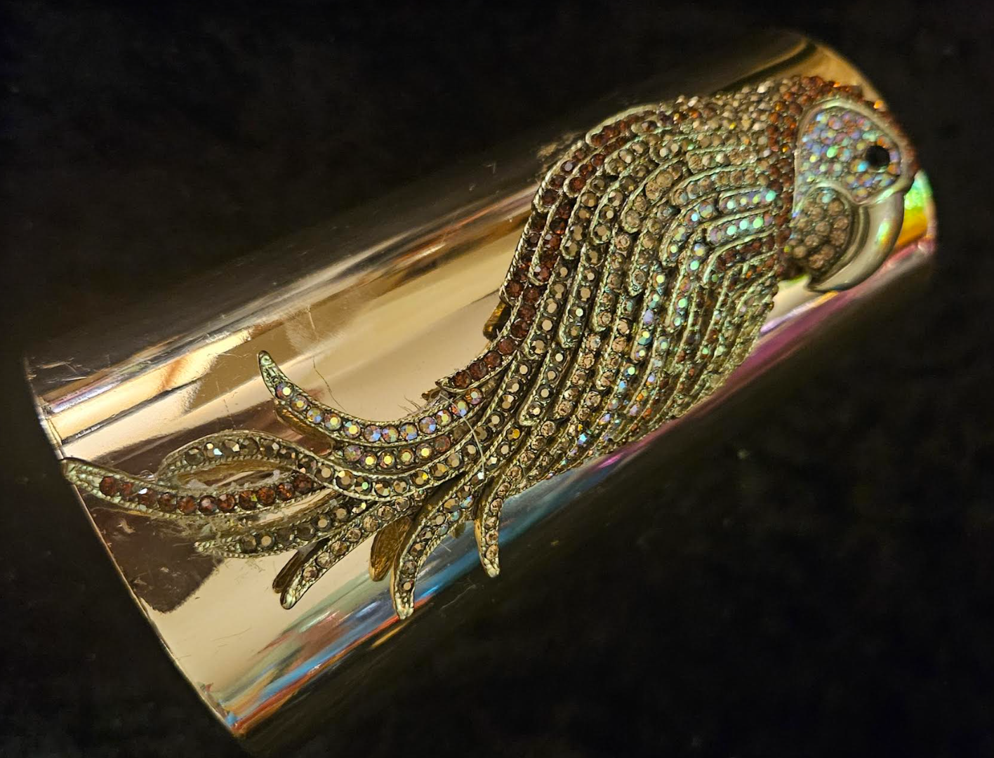 Shiny Gold Tone Wide Statement Cuff with Rhinestone Parrot, Diamant
