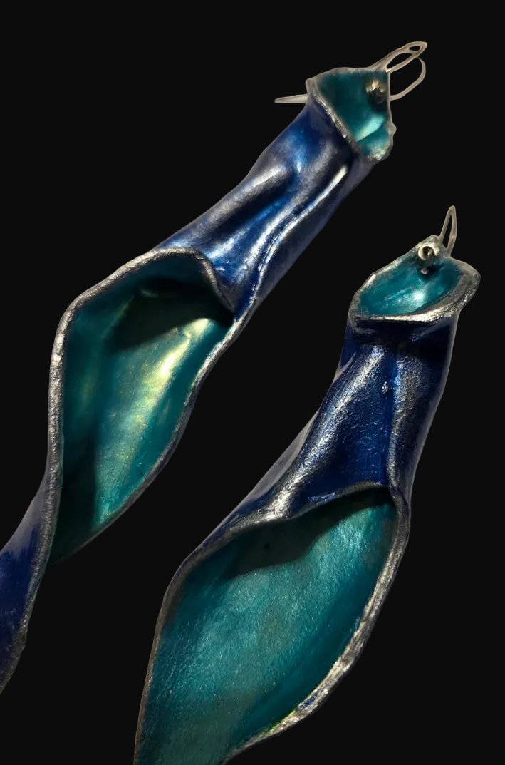 Curvaceous Petal Like Shoulder Duster Pierced Earrings - Sensual