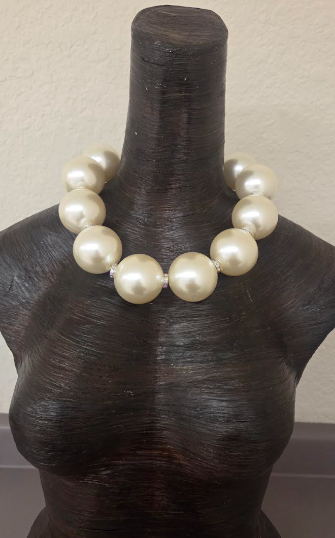Oversized Faux Pearl Single Strand Statement Necklace : Elegant Socialite Jewelry